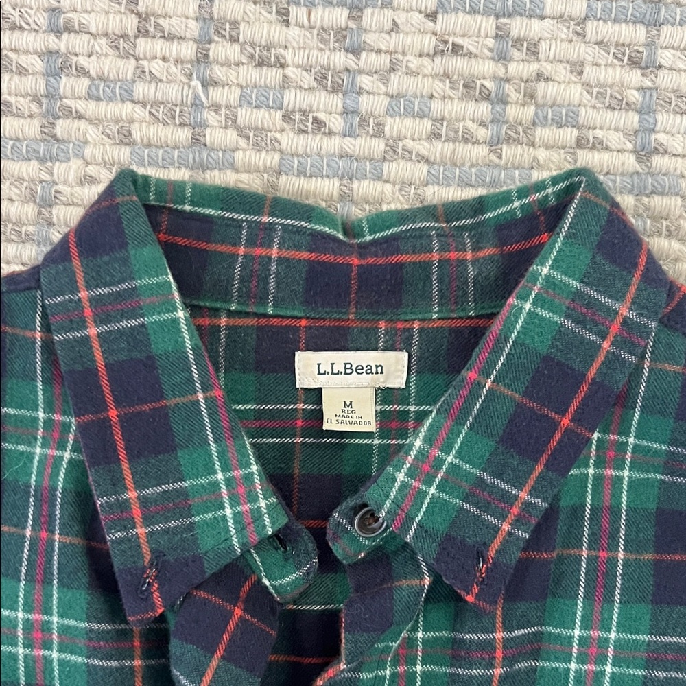 L.L. Bean Relaxed Navy Green Scotch Plaid Flannel Button Down Shirt Size Medium - Picture 2 of 4